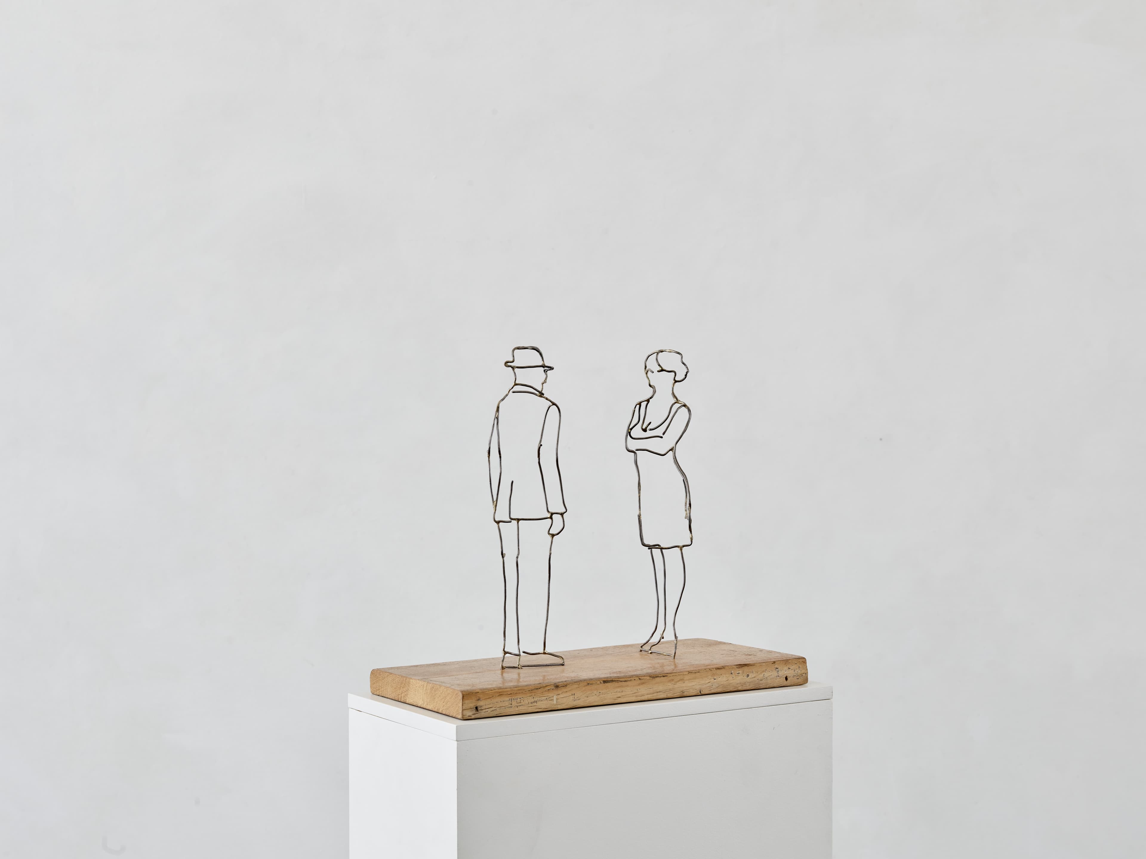 Markus Raetz, Madame et Monsieur, 2009, Eisendraht, hartgelötet, Eichenholz, gewachst, Privatbesitz